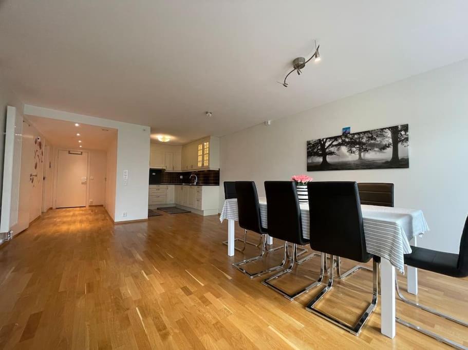 3 Sleeping Rooms For 82M2 Which Direct Traffic To Airport And City Center Bergen Exterior foto